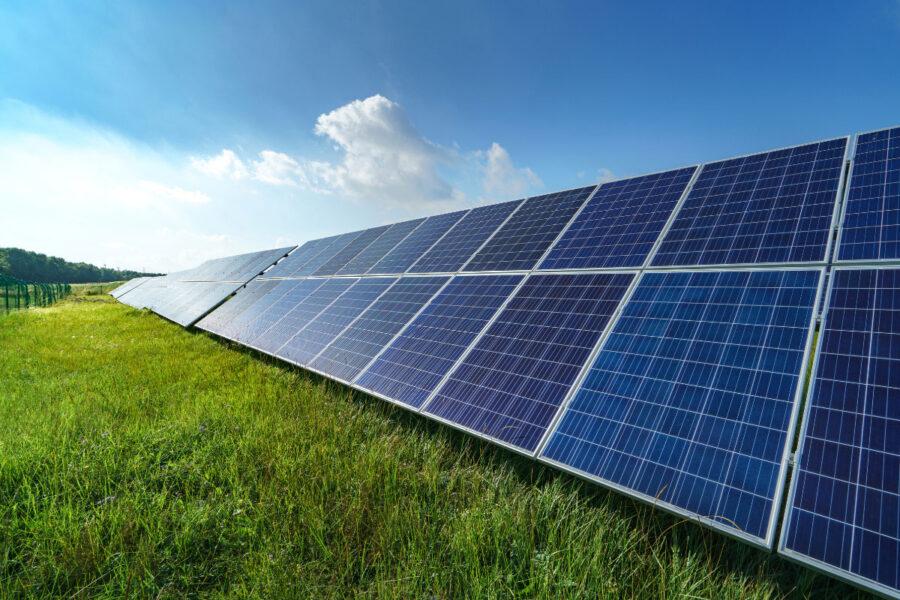 انرژی خورشیدی چیست و پنل‌های خورشیدی چگونه کار می‌کنند؟