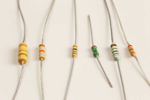 مقاومت چیست؟ بررسی انواع، کاربرد، روش کار و ساختار مقاومت